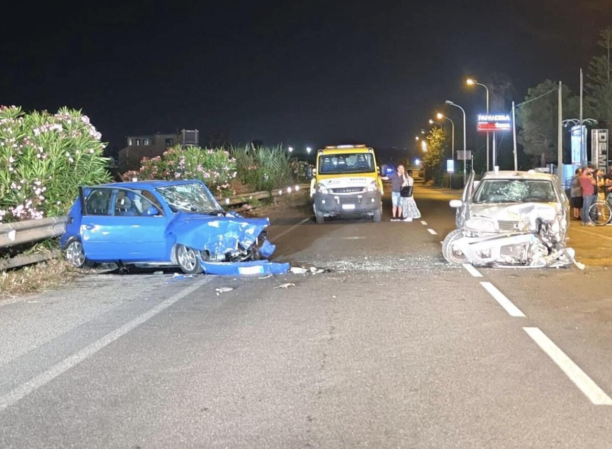 Grave incidente sulla S.S. 106: cinque persone ferite, tre minorenni - 