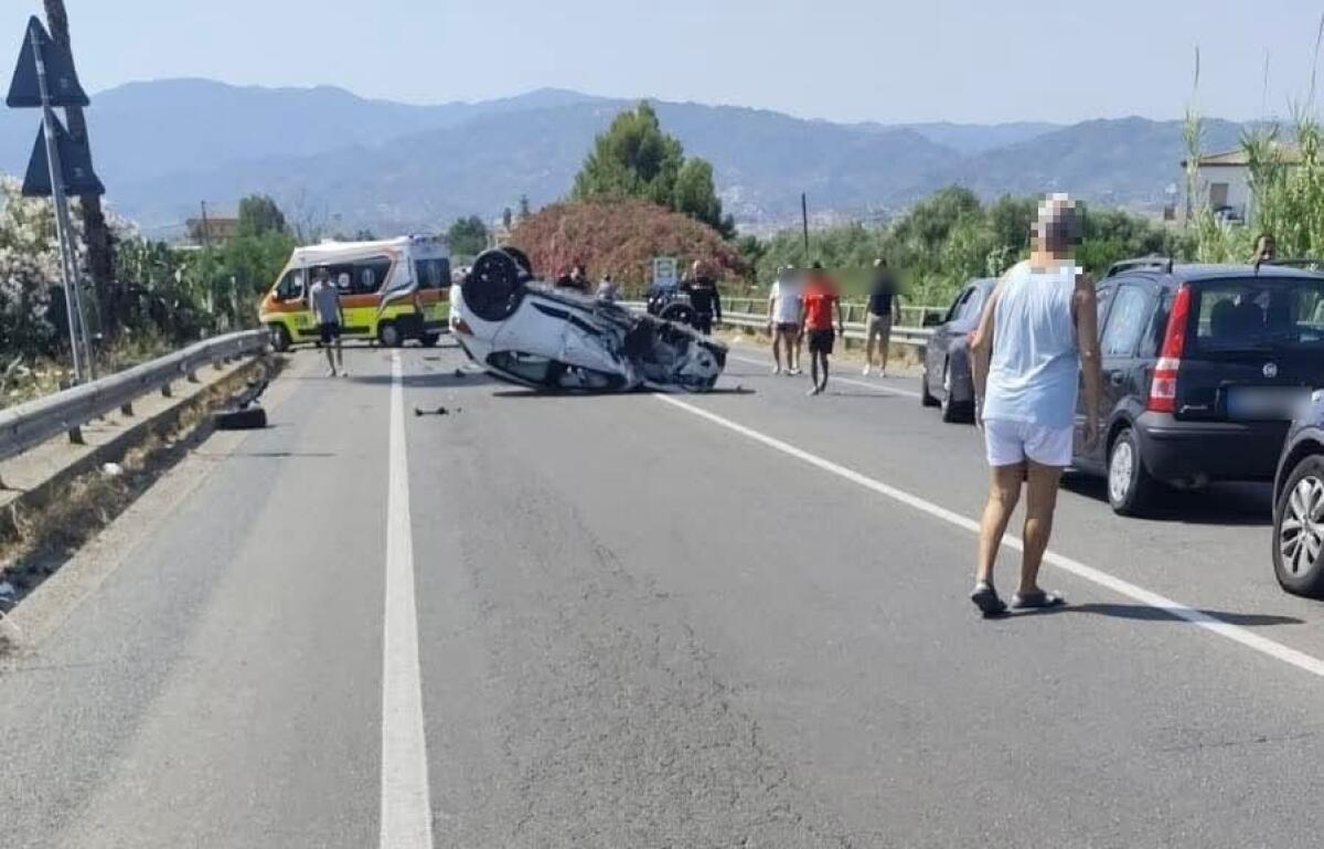 Incidente sulla SS 106 con auto ribaltata, sei persone ferite, due sono bambini - 