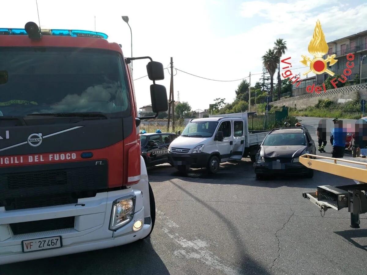 SS106, ancora un incidente: coinvolti un furgone e una vettura, un ferito - 