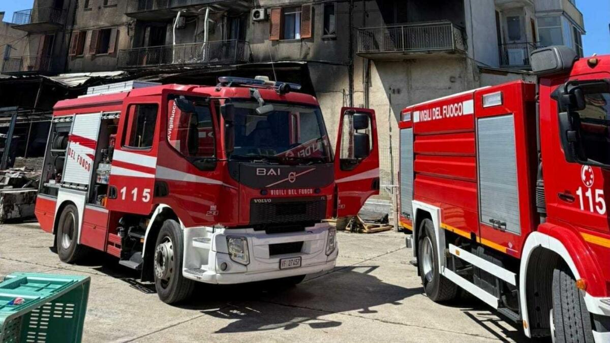 Incendio nella notte a Campora San Giovanni: evacuata una palazzina a scopo precauzionale - 
