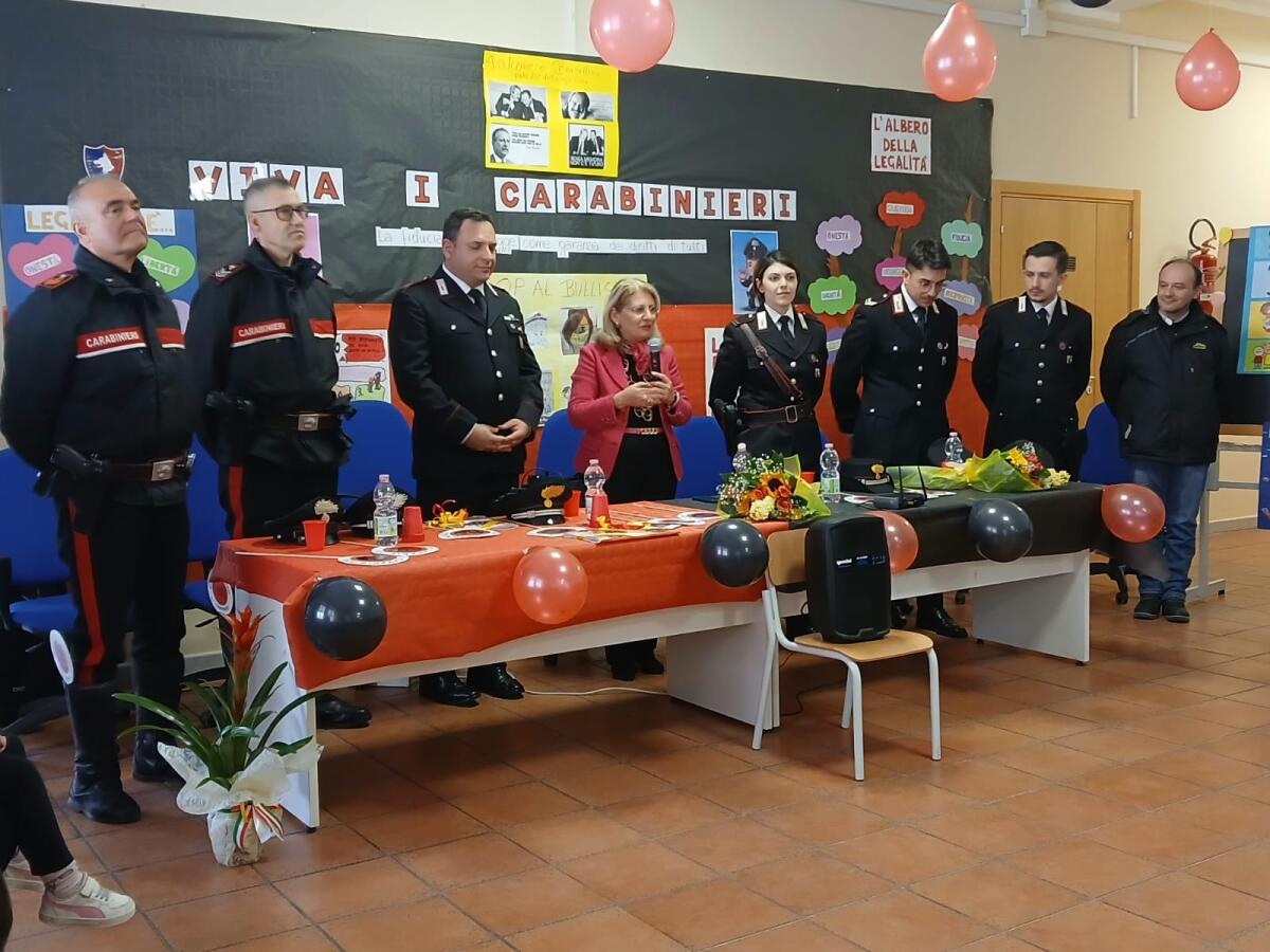 Mandatoriccio, gli alunni del Comprensivo studiano Costituzione e incontrano i Carabinieri -