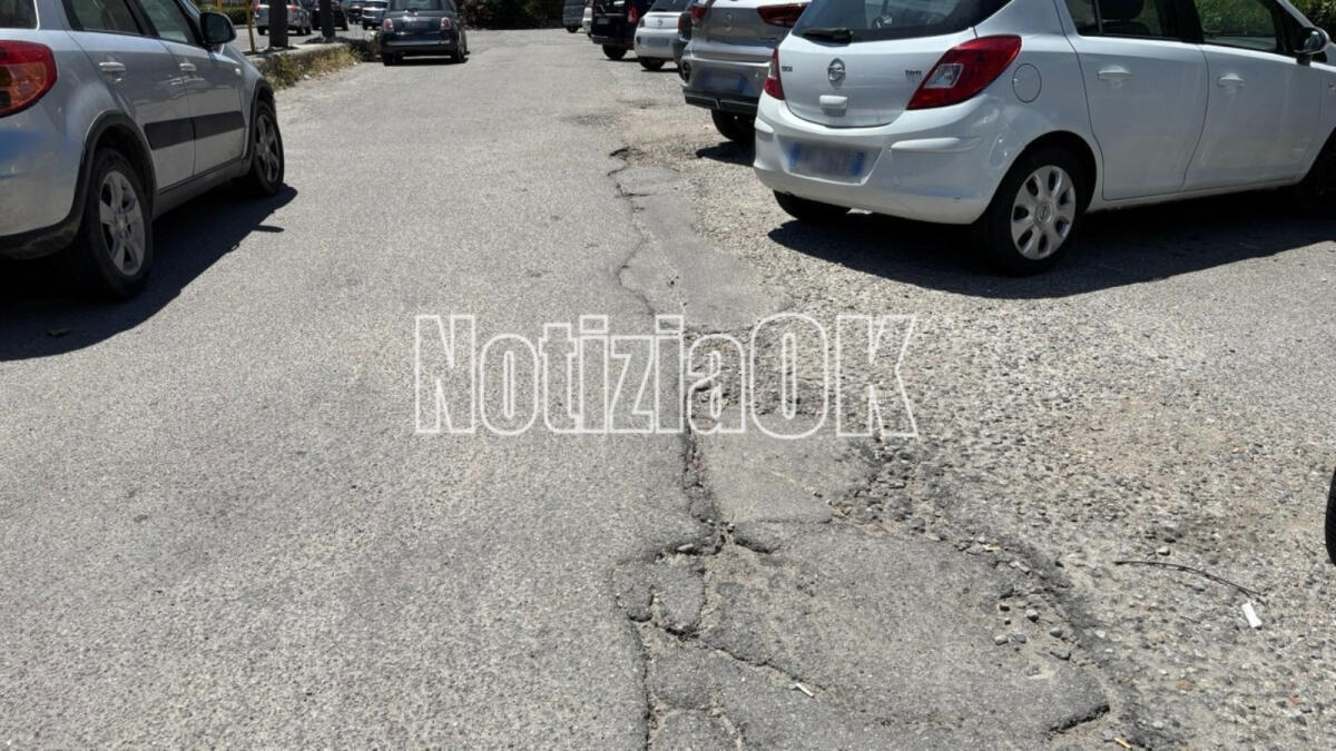 (Foto) Nei Quartieri di Crotone - In via Gioacchino da Fiore la buca è di casa - 
