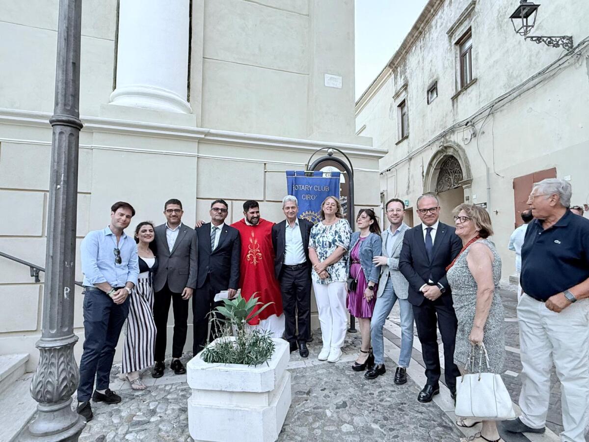Solidarietà e inclusione: il Rotary Club di Cirò dona un montascale alla Chiesa Santa Maria de Plateis - 