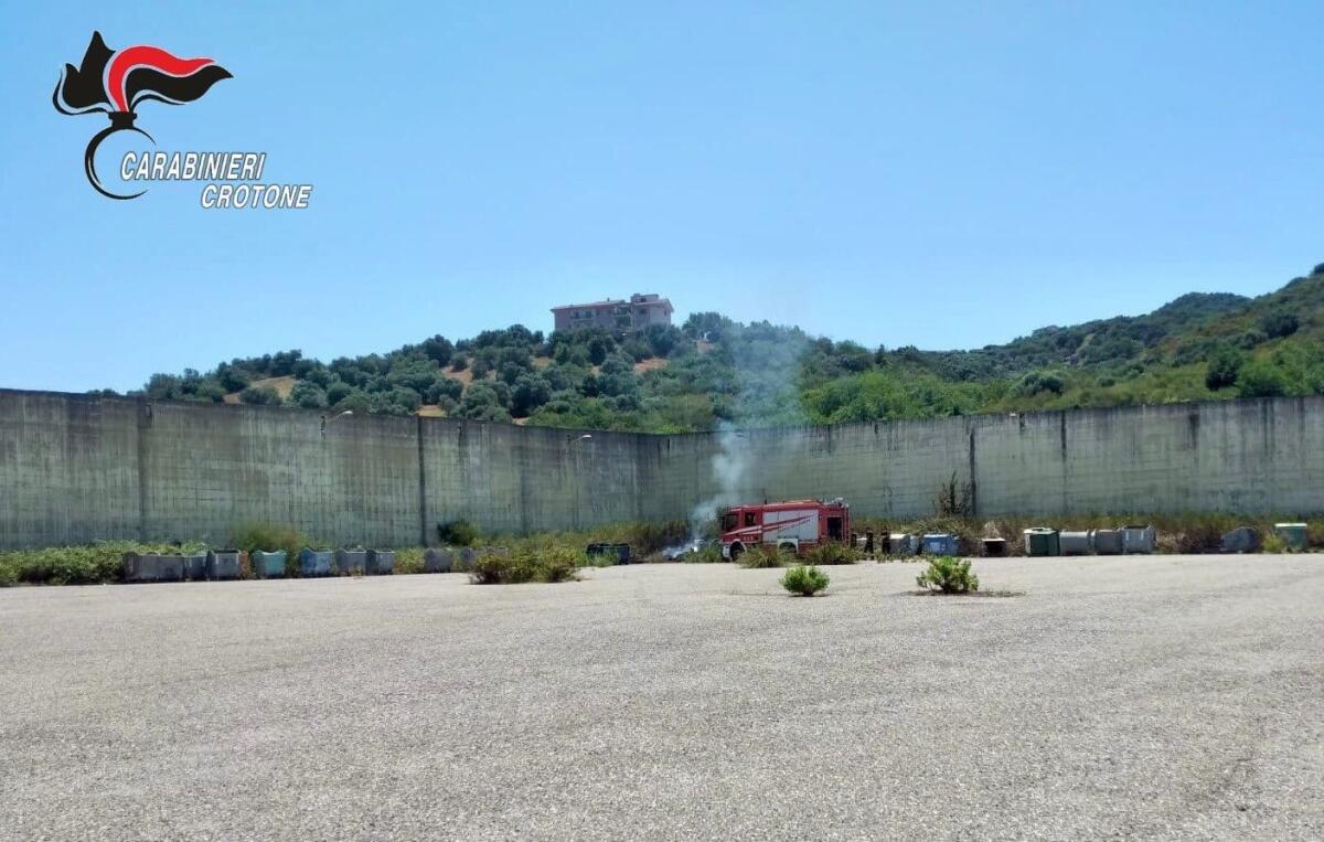 Incendio di sterpaglie a Cirò: denunciato titolare di ditta edilizia - 