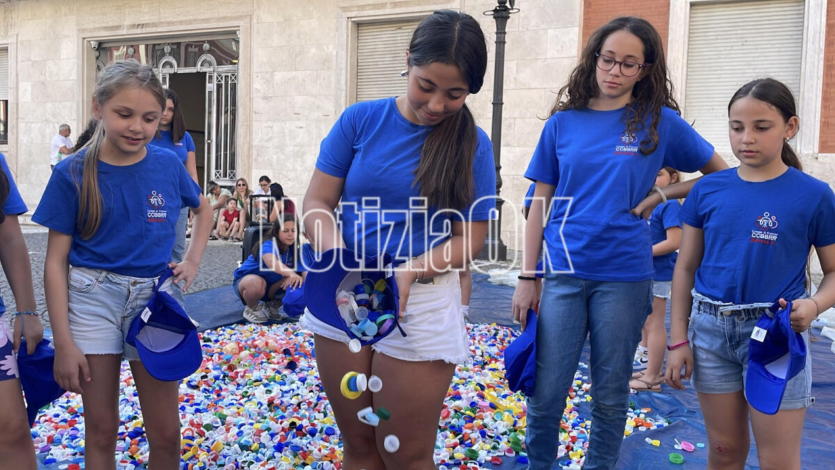 (VIDEO) Un tappo alla volta per salvare la bellezza: arriva il murale ecologico delle bambine e dei bambini - 