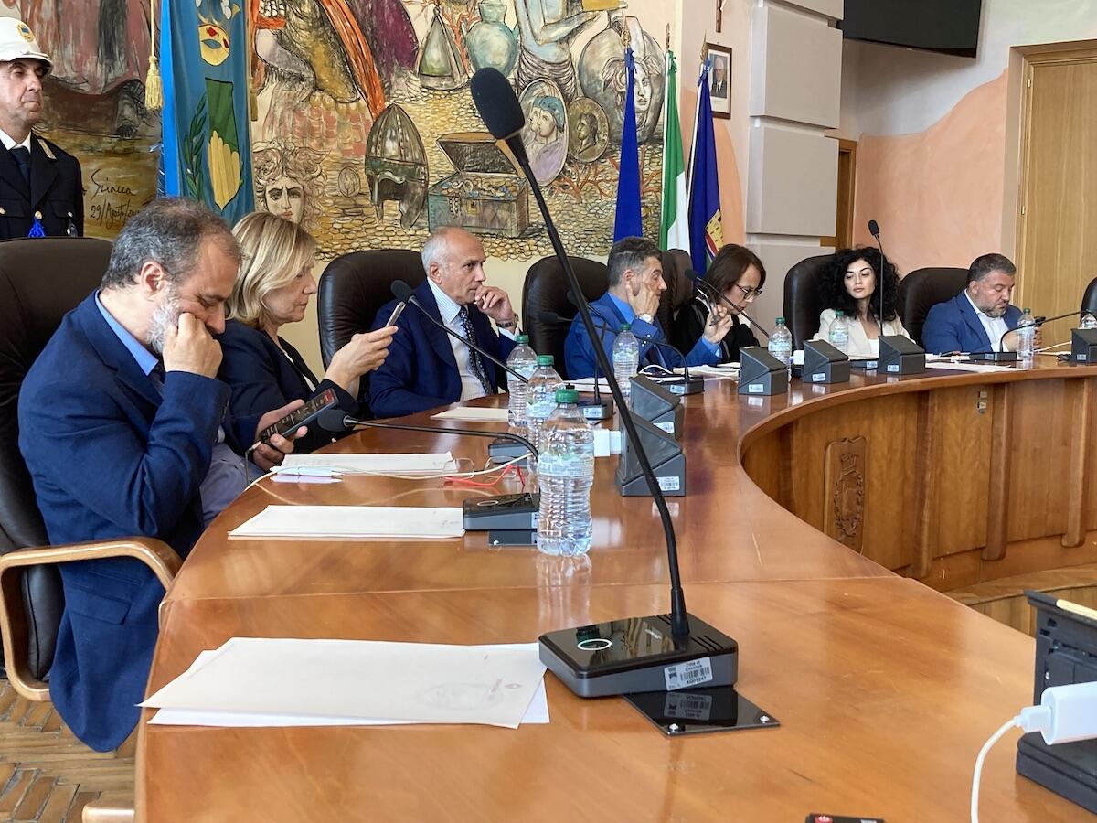 Cosenza dice sì allo psicologo scolastico e riconosce lo Stato di Palestina: doppia mozione approvata in Consiglio - 
