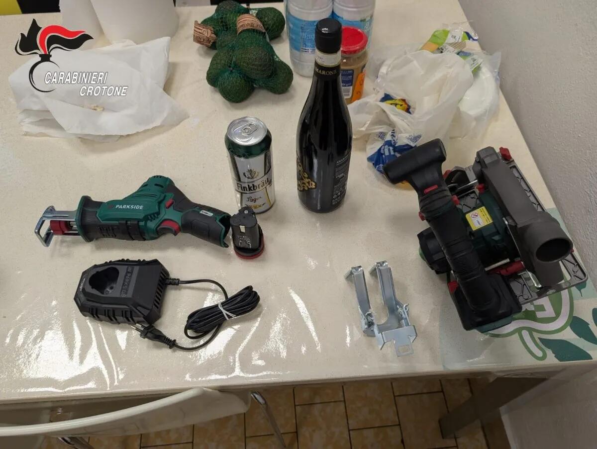Rapina al supermercato di Isola di Capo Rizzuto: arrestato un uomo dopo colluttazione con vigilante e Carabinieri - 