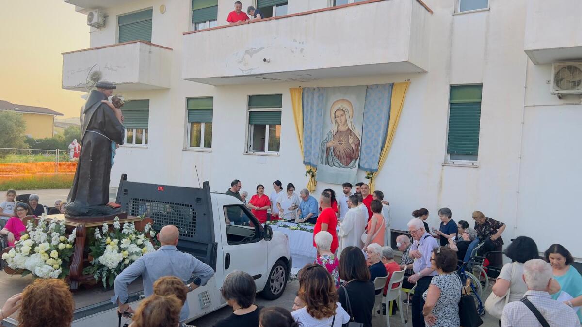 Cropani - La statua di Sant'Antonio porta commozione e speranza alla Casa Protetta "Mons. Stanizzi" - 