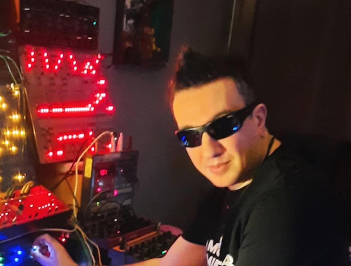Il crotonese Vincenzo Facino conquista Traxsource: la sua "Sangue Vitale" domina la Techno globale - 