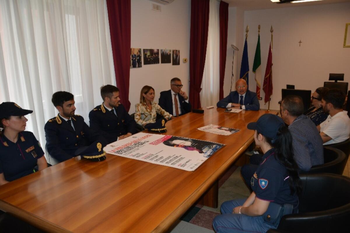 Crotone, il Questore incontra il presidente di Confartigianato: sarà istituito un sistema di impresa nel settore della moda - 