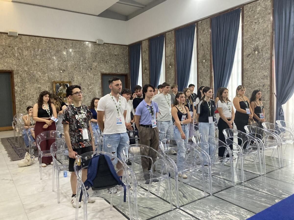 Cosenza, i ragazzi della Summer School “Desf4future” incontrano a Palazzo dei Bruzi il Sindaco Franz Caruso - 