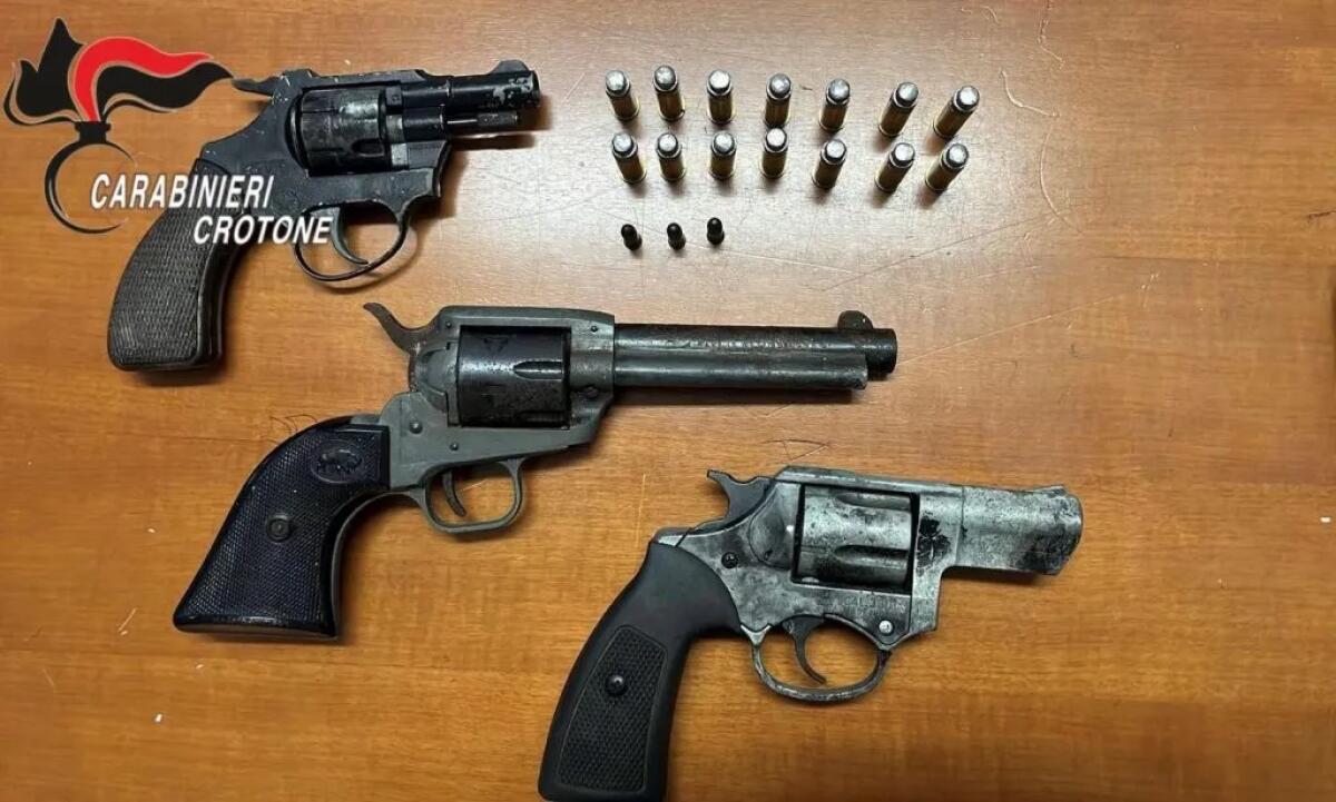 Controlli dei Carabinieri a Crotone: due anziani denunciati per detenzione irregolare di armi - 
