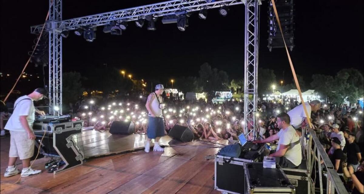 Simeri Crichi inaugura l’estate con il concerto di CamilWay: successo di pubblico al parco ludico di Simeri Mare - 