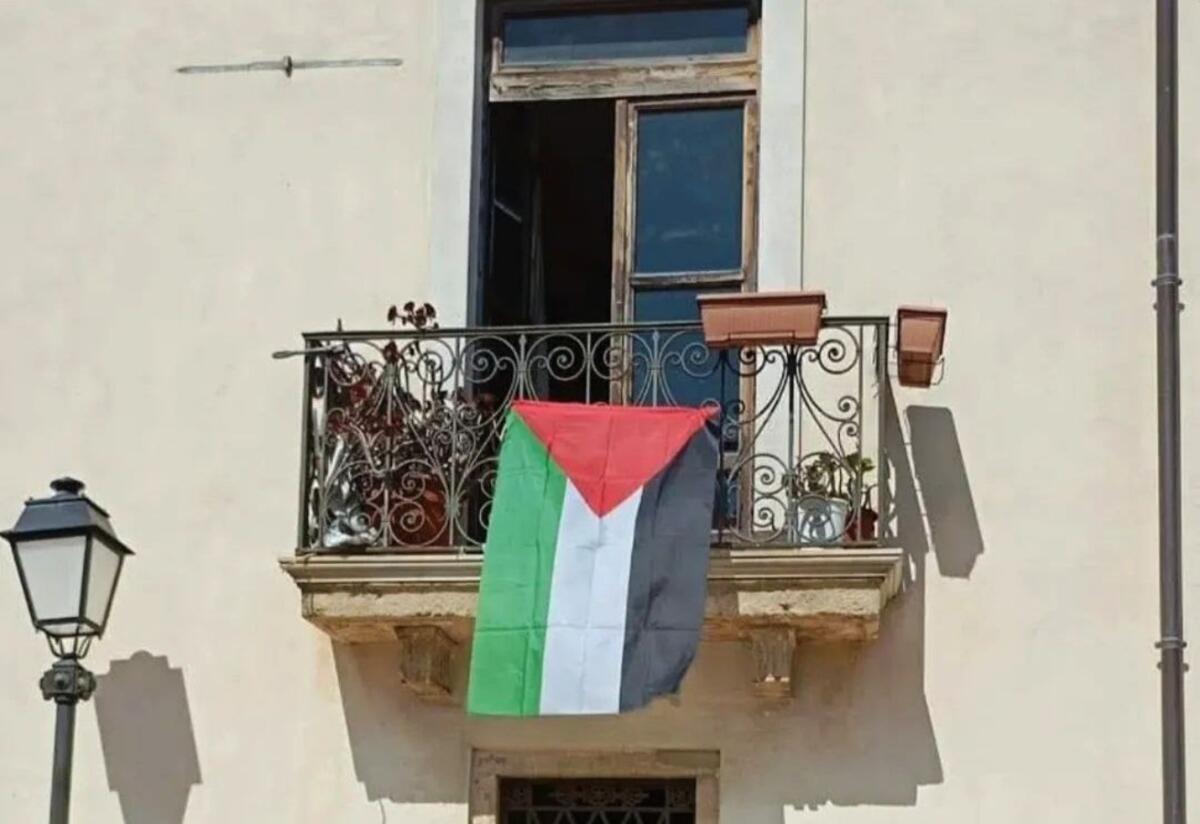 Isola di Capo Rizzuto, il Comune espone la bandiera palestinese: "Stop al genocidio, fermiamo il massacro" - 