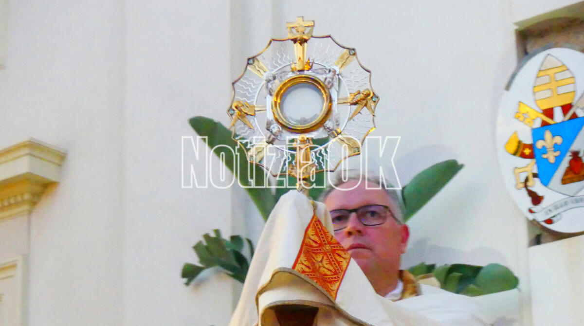 Corpus Domini a Crotone: L'Eucaristia come "Messaggio e seme di speranza", non solo una processione - 