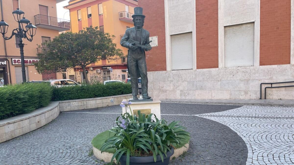 Crotone - Un giglio per Rino: in Piazza della Resistenza fiorisce il ricordo - 