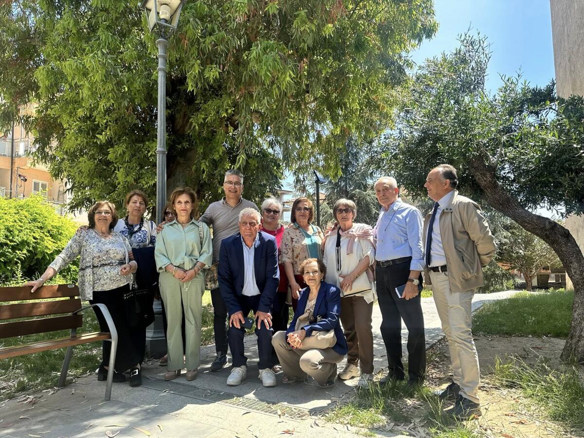Un albero per la memoria: i maturandi del 1972 tornano a Mesoraca per celebrare l’amicizia e il tempo passato - 