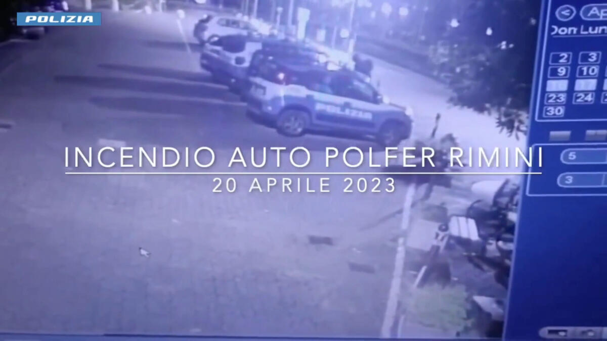Incendio di due auto della Polfer di Rimini, perquisiti 15 anarchici - 