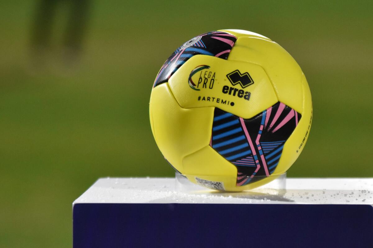 Serie C | Salernitana retrocessa, altro grande nome nel girone del Crotone - Serie C 2023-2024
Stadio Ezio Scida, Crotone
Nella foto: Pallone Lega Pro