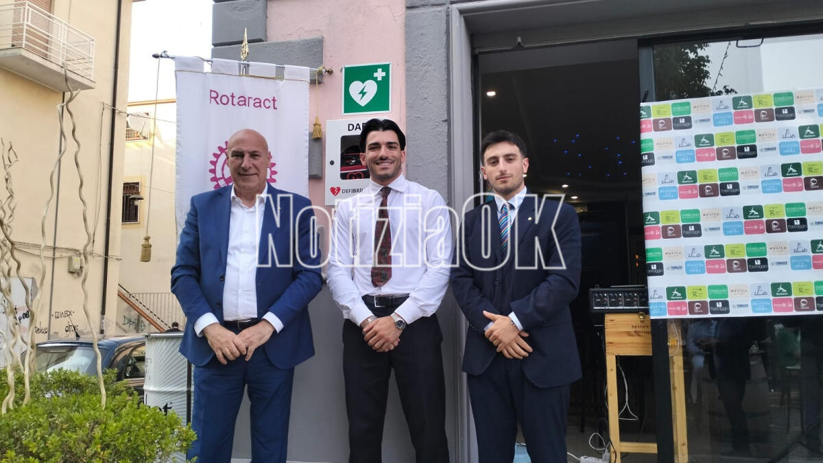 Crotone sempre più cardioprotetta, un nuovo defibrillatore donato dal Rotaract - 