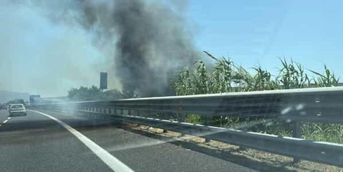 Appicca fuoco sulla S.S. 106: uomo fermato dalla Polizia di Stato - 