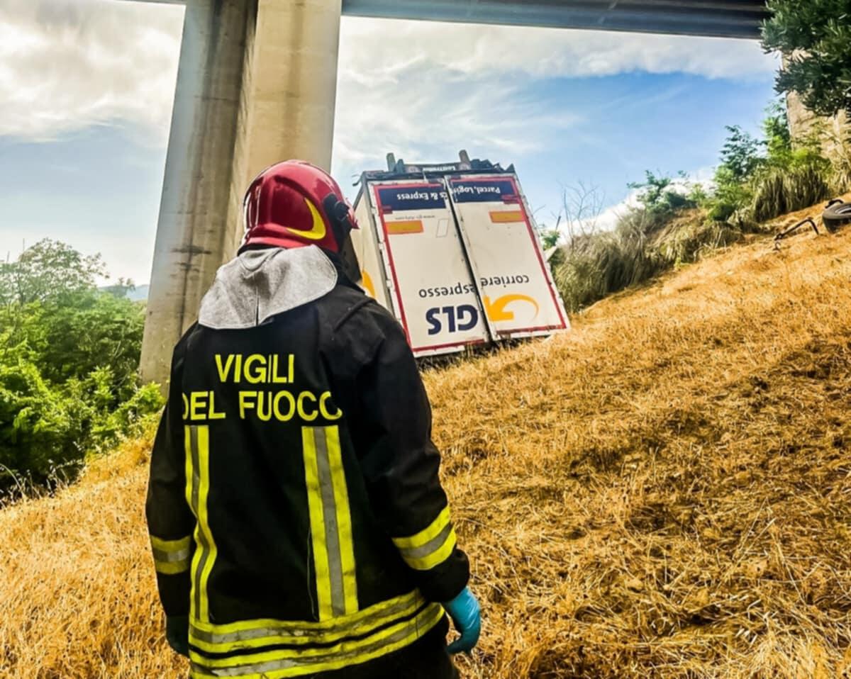 Castrovillari, incidente stradale con due persone ferite: sul posto Vigili del Fuoco e Forze dell'Ordine -