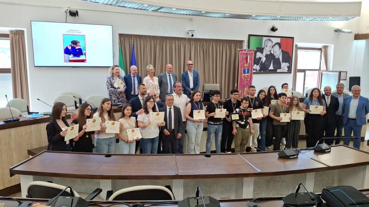 Crotone - Il Liceo Gravina premia la gentilezza, una lezione di civiltà e speranza - 