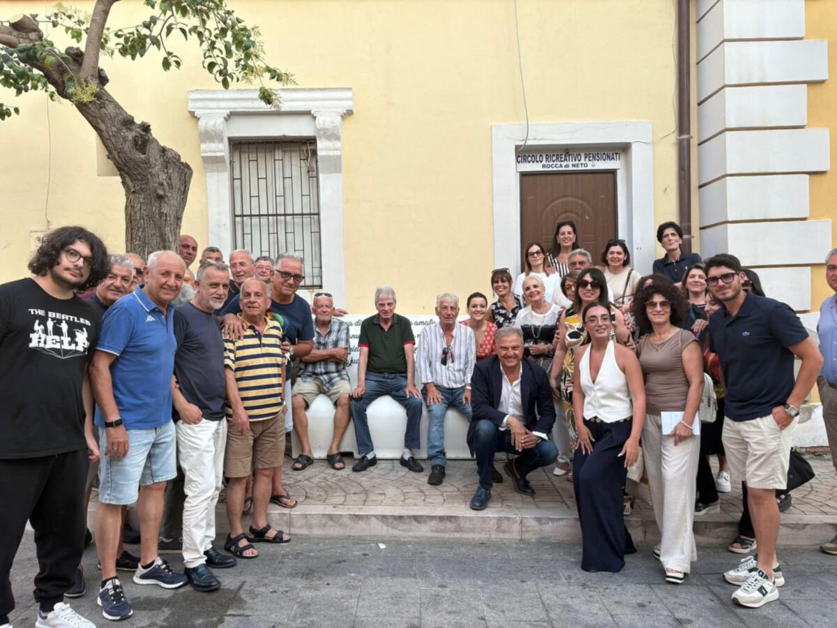 Rocca di Neto, inaugurata la prima panchina letteraria del paese: un tributo a cultura e radici - 