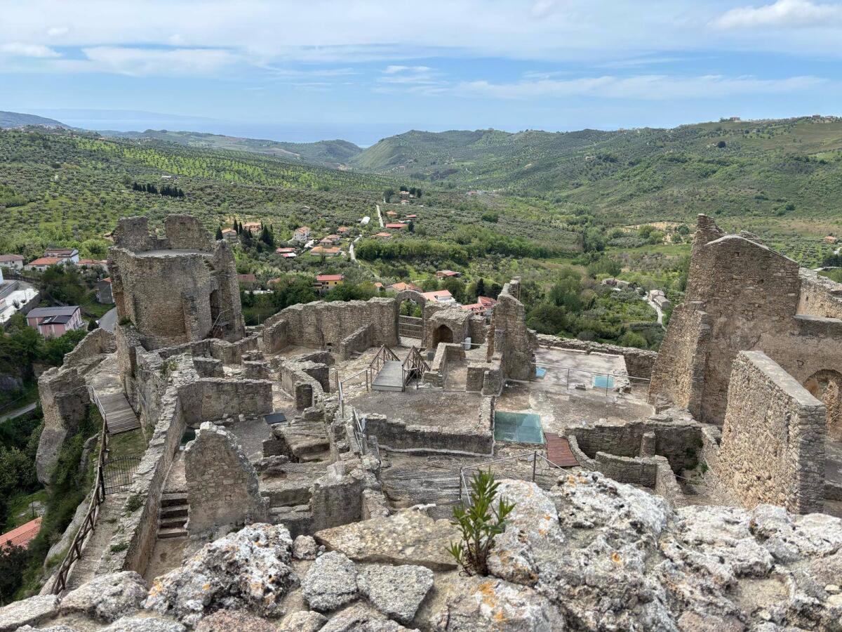Cleto, il Castello di Petramala si accende: un evento simbolico per riscoprire l’identità del borgo - 