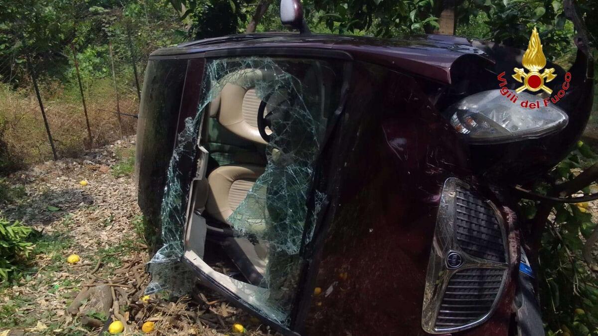 Auto precipita per 7 metri, donna salvata dai Vigili del Fuoco - 