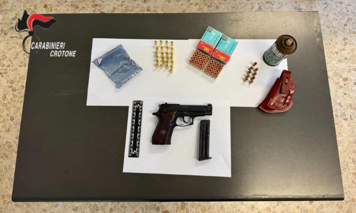 Pistola con matricola abrasa e 90 proiettili: scatta l’arresto per un uomo di Cirò Marina (FOTO) - 