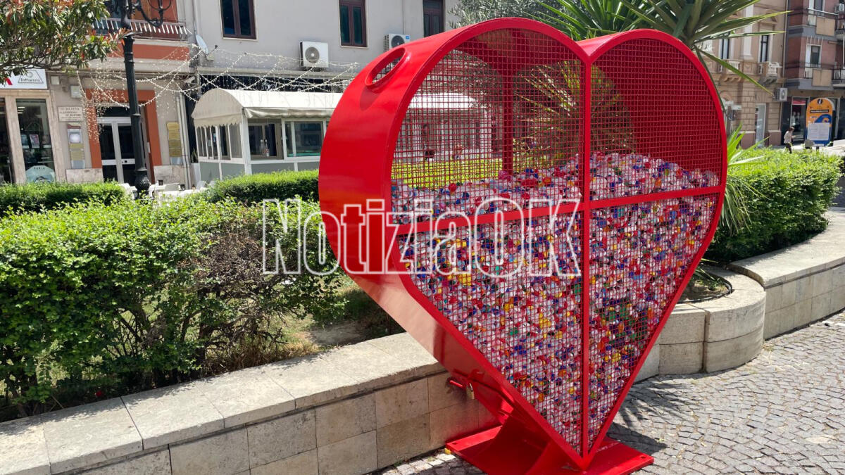 Un cuore di tappi per Crotone, il riciclo diventerà arte - 