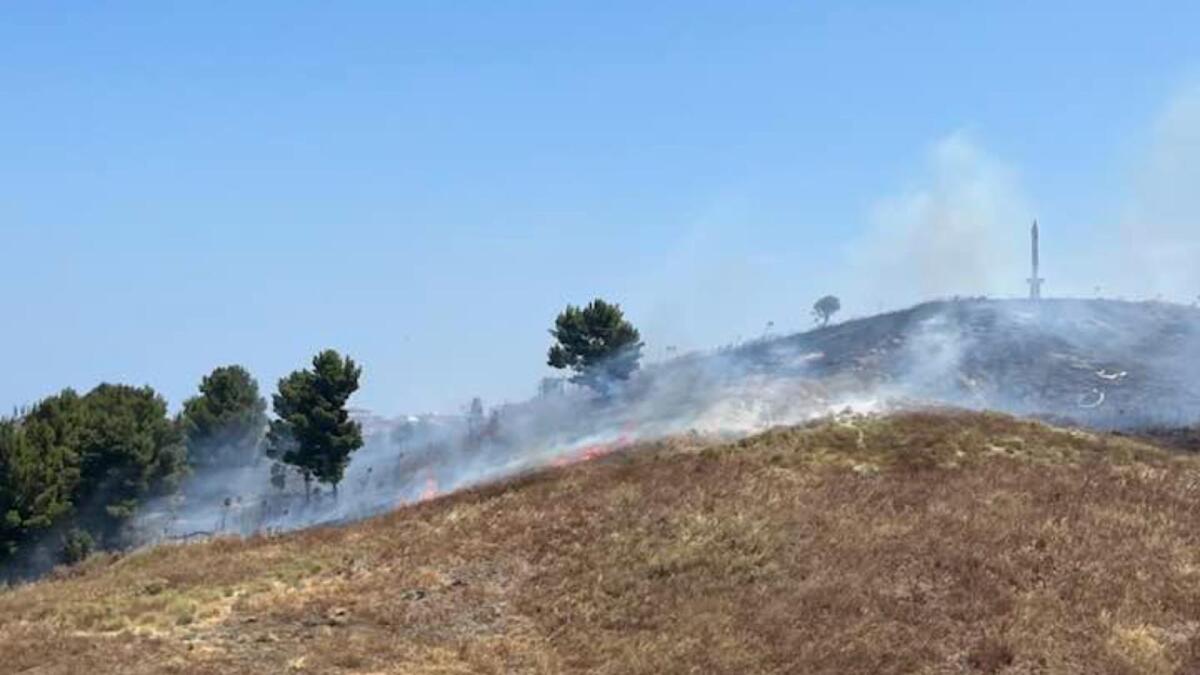 Crotone - Ancora fiamme sulle montagne di Parco Pignera: vigili del fuoco e canadair in azione - 
