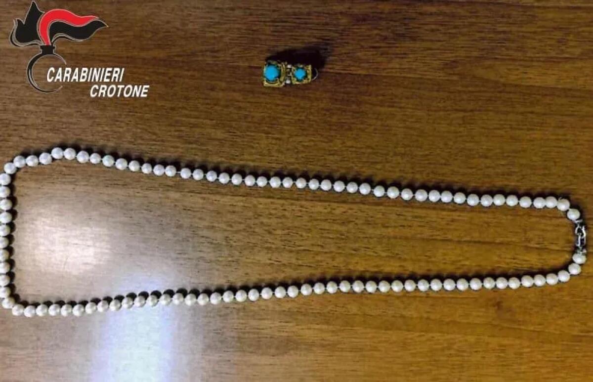 Falso carabiniere truffa anziana a Crotone: 25enne denunciato e refurtiva recuperata - 