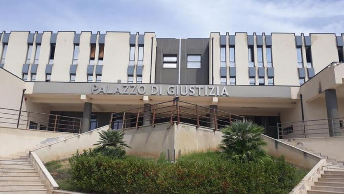 Cosenza - Sindacati in presidio davanti ai tribunali: “Servono tutele e stabilizzazioni” - Il Palazzo di giustizia di Castrovillari dove ha sede procura e tribunale