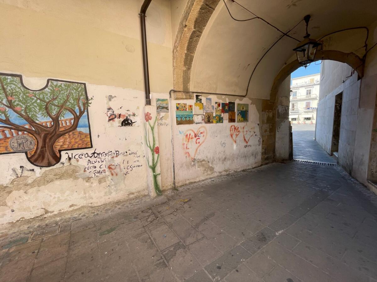 Nei quartieri di Crotone - Mattonelle artistiche tra incuria e degrado: l’arco dimenticato - 