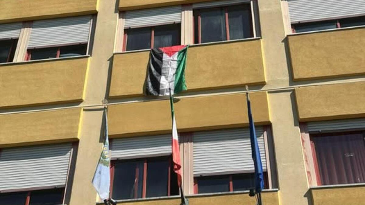 Mesoraca alza la bandiera palestinese: un gesto di pace contro il massacro degli innocenti - 