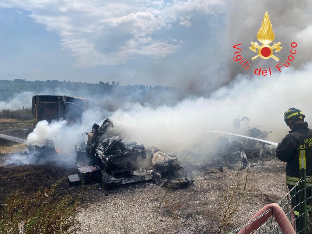 (VIDEO) Fumo visibile dalla statale, incendio alimentato dal vento: danni a giostre - 