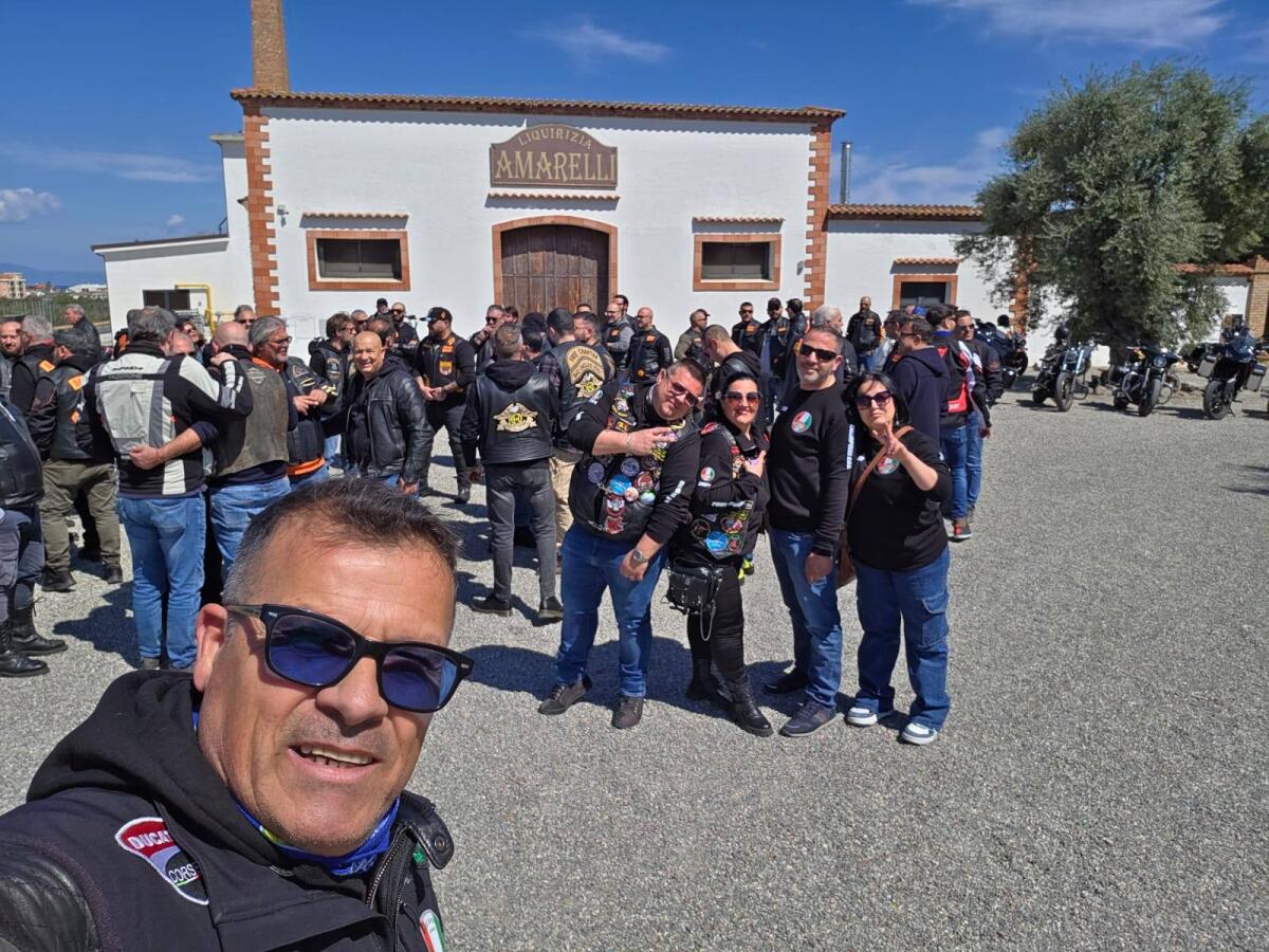 Corigliano-Rossano - Raduni bikers, porche e lambrette: foto sotto la ciminiera Amarelli - 