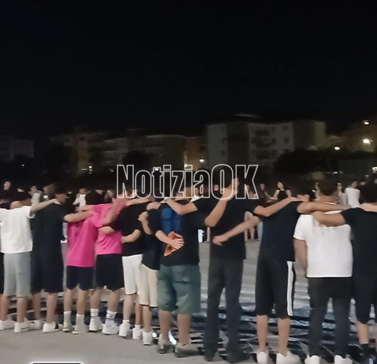 Crotone - Stretti in un abbraccio a cantare sotto le stelle. I maturandi salutano la "notte prima degli esami" - 