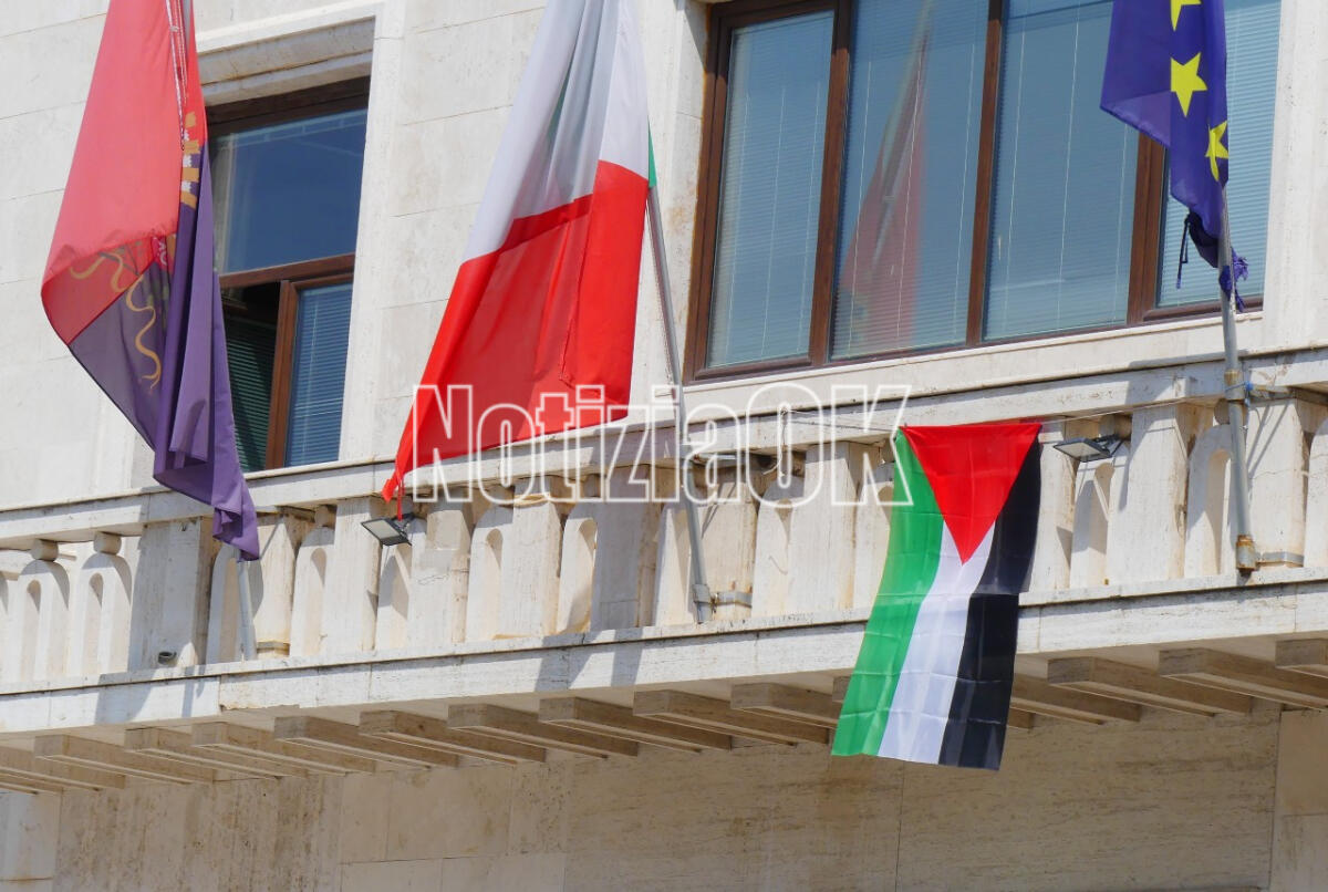 Crotone chiede la pace: la bandiera palestinese sventola sul Comune - 