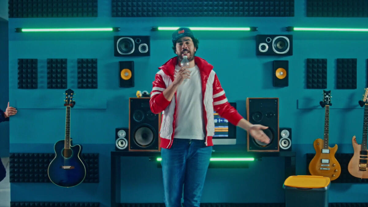 Differenziata, uno spot spiega come smaltire le bottiglie in plastica -