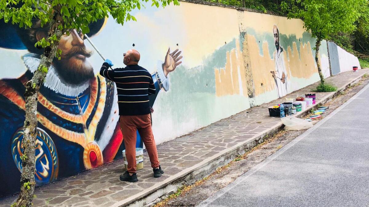 Carlopoli si trasforma con l'arte di Claudio Chiaravalloti: tre murales per raccontare la storia - 