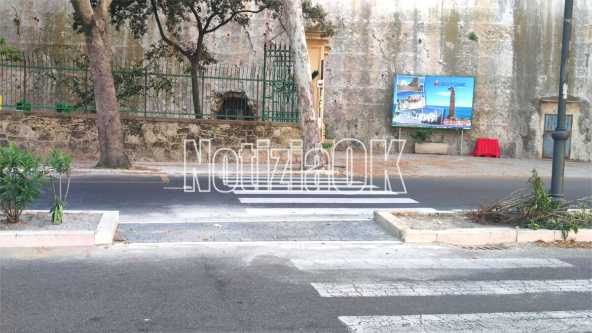 (Foto) Nei Quartieri di Crotone - Viale Regina Margherita, attraversamenti "confusi" con idee bizzarre - 