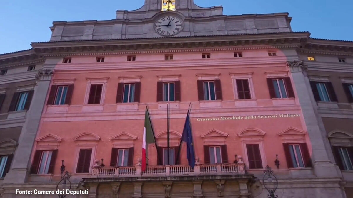 Giornata mondiale Sclerosi multipla, Montecitorio si illumina di rosso -