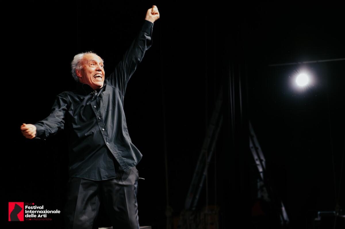 Celico - Mario Pirovano, erede artistico di Dario Fo, conquista il pubblico con un potente monologo - 