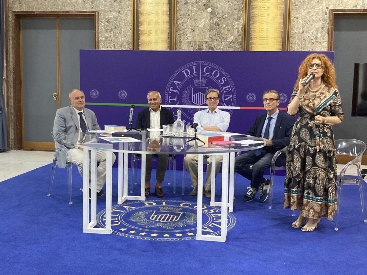 Presentato a Palazzo dei Bruzi, in una serata memorabile, l'ultimo libro di Antonio Monda, “Incontri ravvicinati” sui miti del cinema, della letteratura e dello sport - 