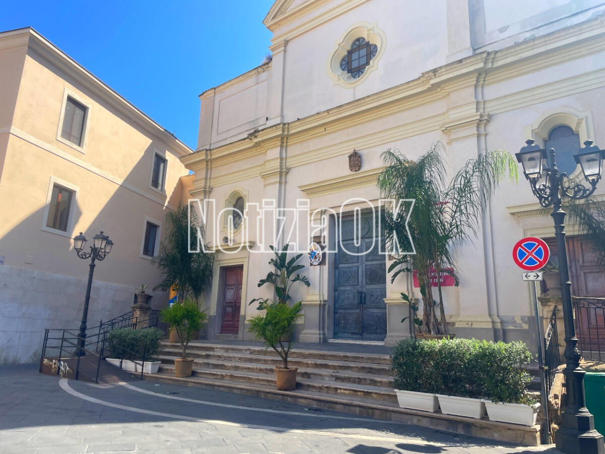 Piazza Duomo pronta ad accogliere la benedizione del Corpus Domini: piante e devozione per la solenne conclusione - 