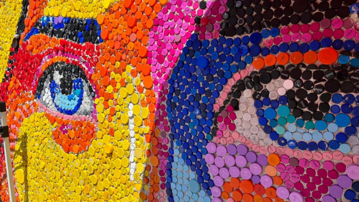 (Foto) Un mosaico di speranza: Crotone ospita il Murale di tappi più grande d'Europa - 
