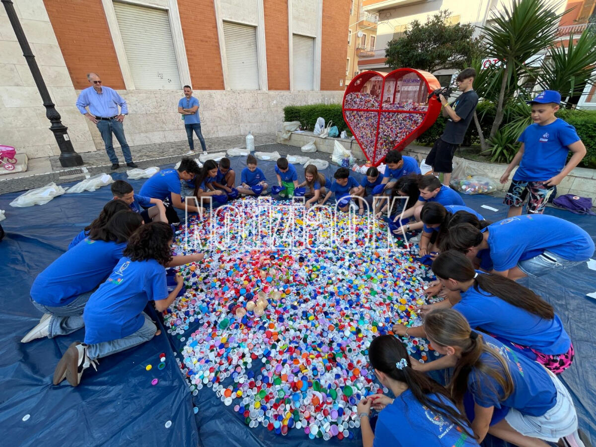 Un mare di tappi per un murale sostenibile: tutta Crotone partecipa all'opera delle bambine e dei bambini - 